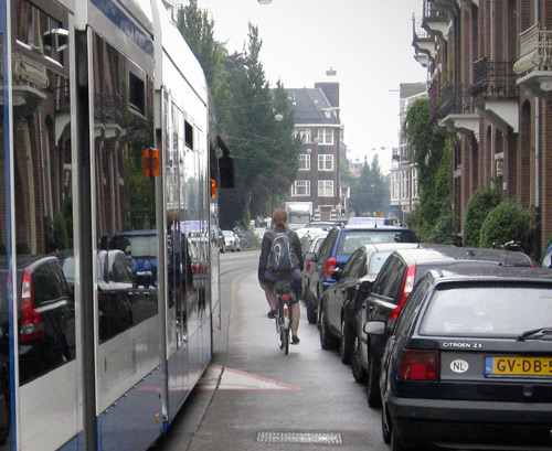 Op de Koninginneweg moet de tram nog harder gaan rijden, dus nog gevaarlijker voor fietsers! 