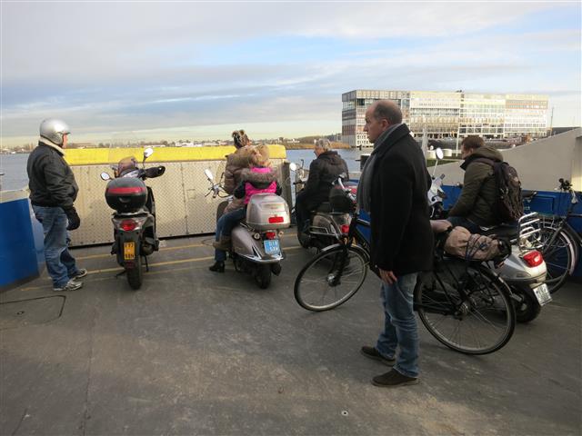 Hoge concentraties op de pont waar de scootersberijders voordringen en hun uitlaten richten op de fietsers en voetgangers achter hen