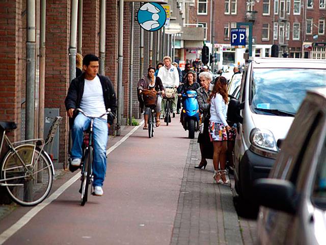 Het fietspad in de Kinkerstraat is te krap voor de vele fietsers - ook zonder snorscooters